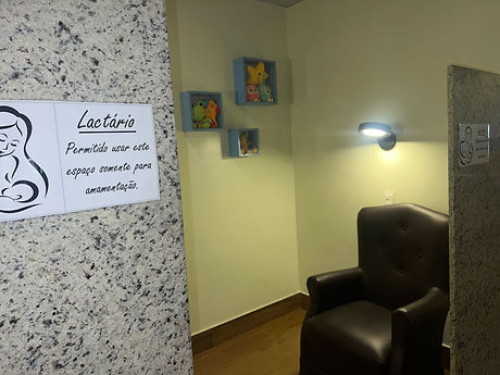 Área reservada e tranquila para amamentar. Poltrona para as pausas durante a visita.