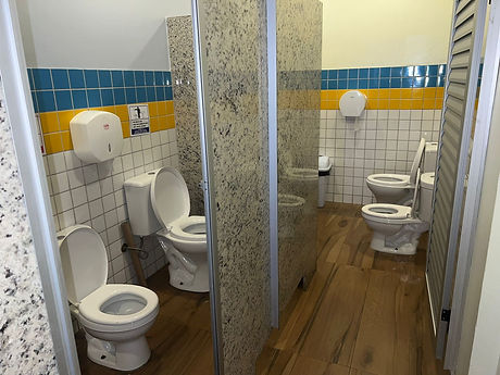 Banheiro compartilhado ao lado do Espaço Fraldário